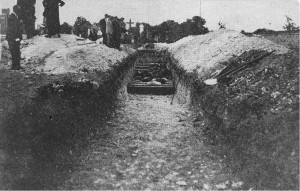 aout 1944. premiers cercueils dans la fosse commune Cliché Cl. Houlnick 300x191 aout 1944. premiers cercueils dans la fosse commune (Cliché Cl. Houlnick)